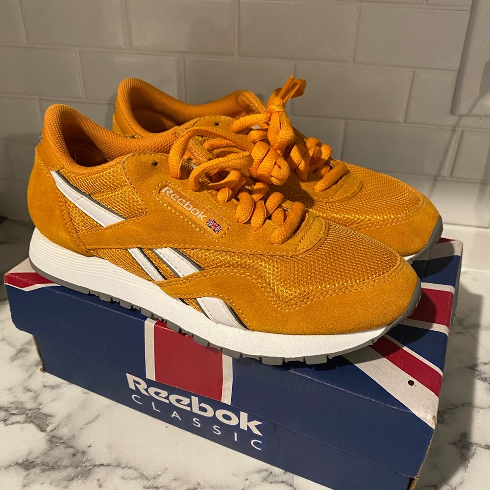 NIB Classic Reebok Womens Size 6 | Orange Phantom
